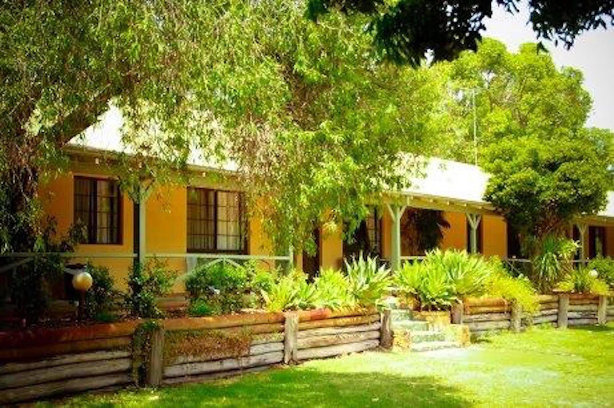 Ravenswood Hotel Exterior photo